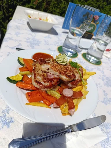 Hausgemachtes Fleischgericht mit Pommes