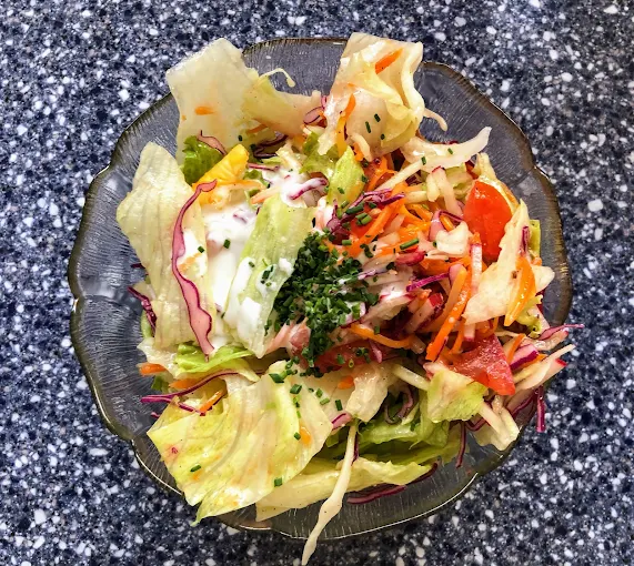 Frischer Salat mit regionalen Zutaten